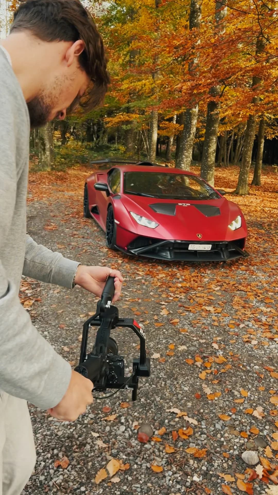 Videoproduktion: Dreh mit einem roten Lamborghini im Herbstwald