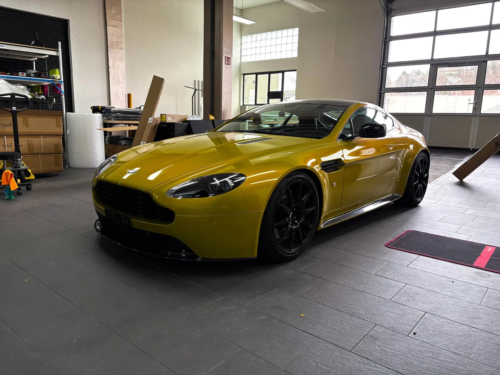 Aston Martin Vantage in Gelb foliert