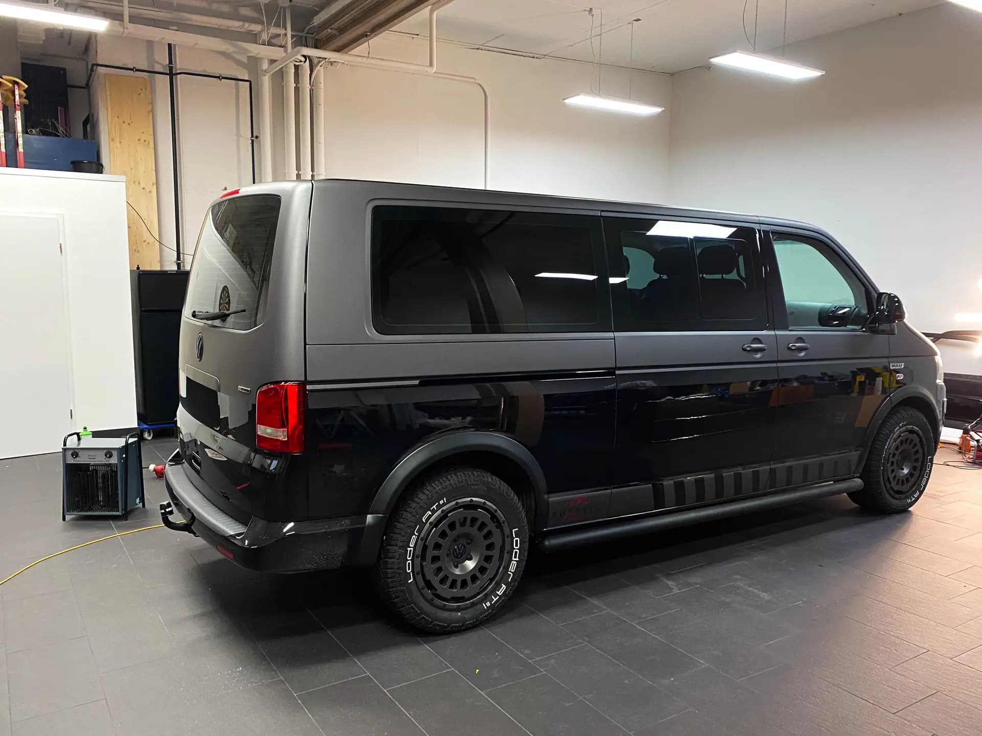 VW Multivan in Schwarz matt foliert