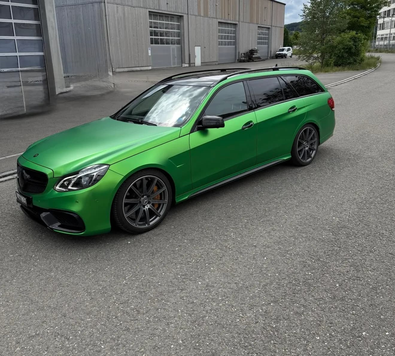 Mercedes E-Klasse Kombi in Grün foliert