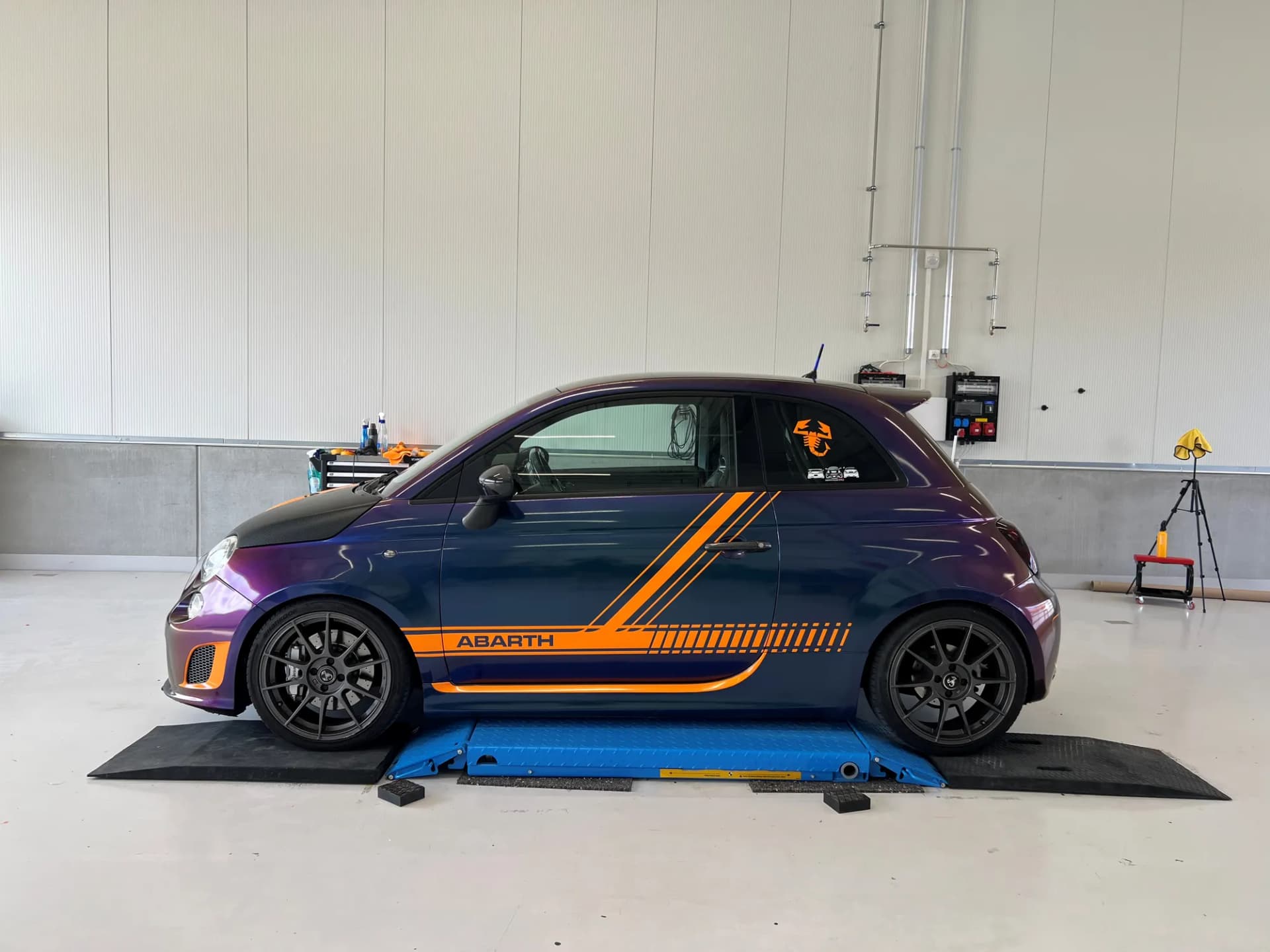 Fiat 500 Abarth mit Design-Folierung
