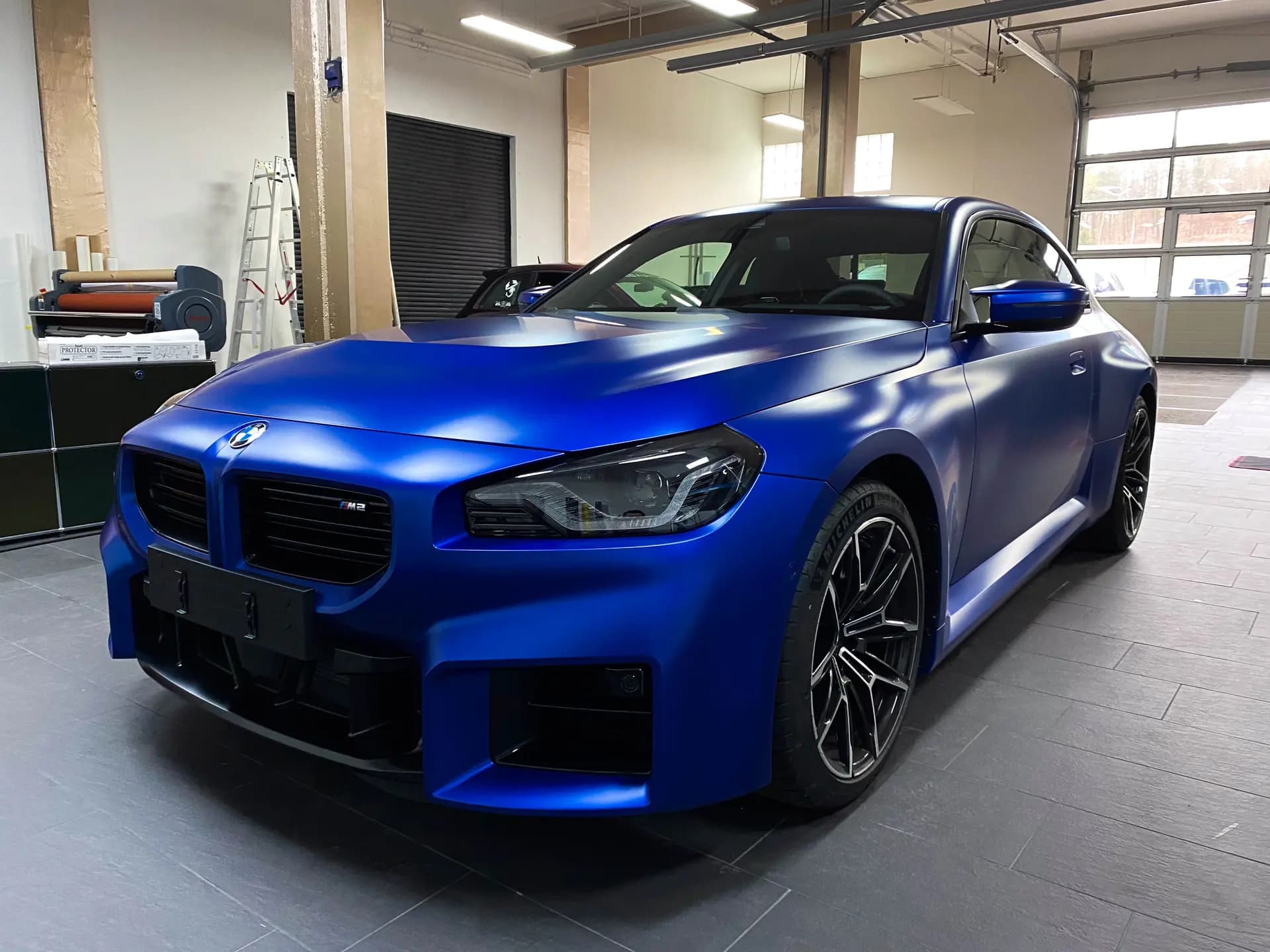 BMW M2 in Blau mit Lackschutzfolie