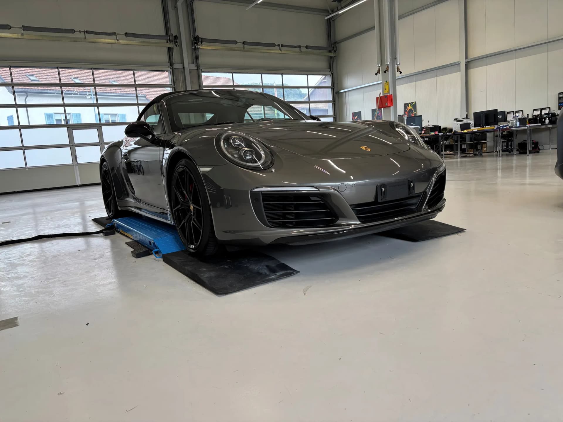Porsche 911 mit Lackschutzfolie in der Werkstatt von Centurion
