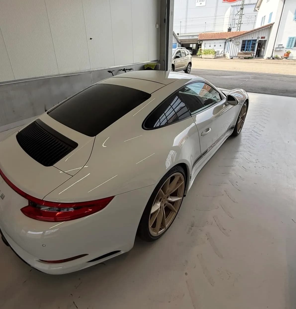 Weisser Porsche 911 mit getönten Scheiben