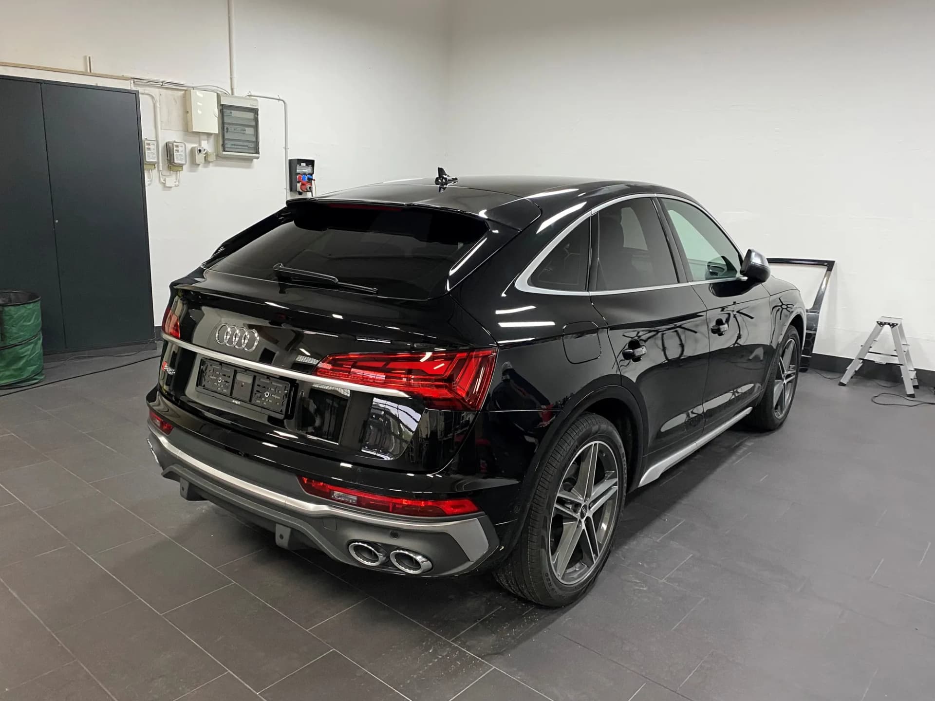 Audi Q5 mit getönten Scheiben in der Werkstatt von Centurion
