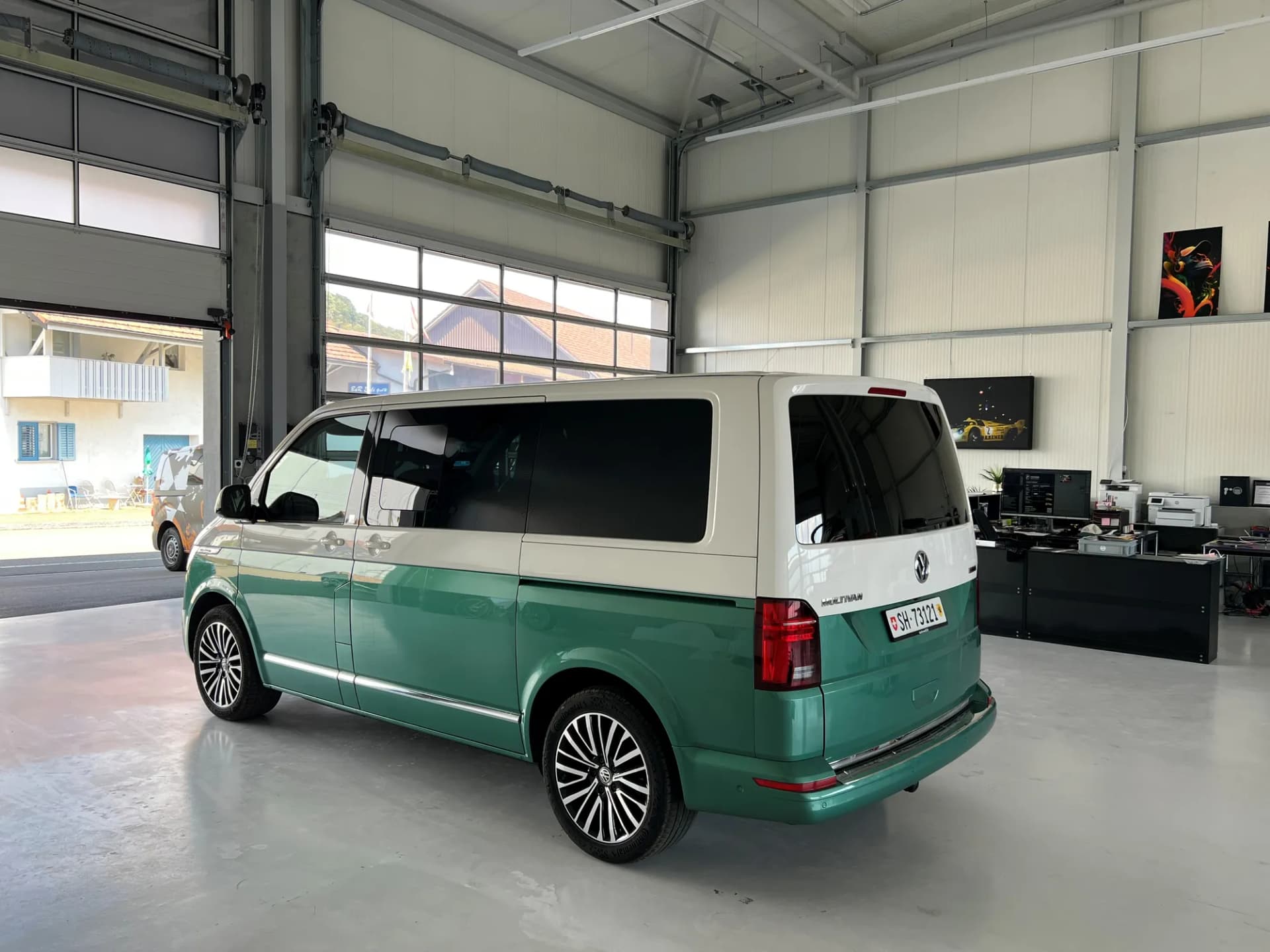 VW Bus mit getönten Scheiben