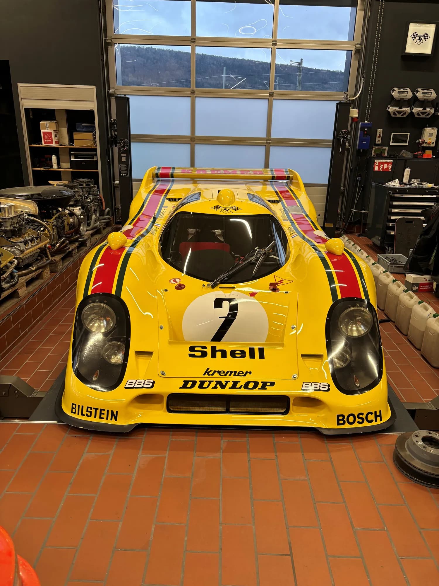 Klassischer Porsche im Rennsport-Design in der Werkstatt von Centurion