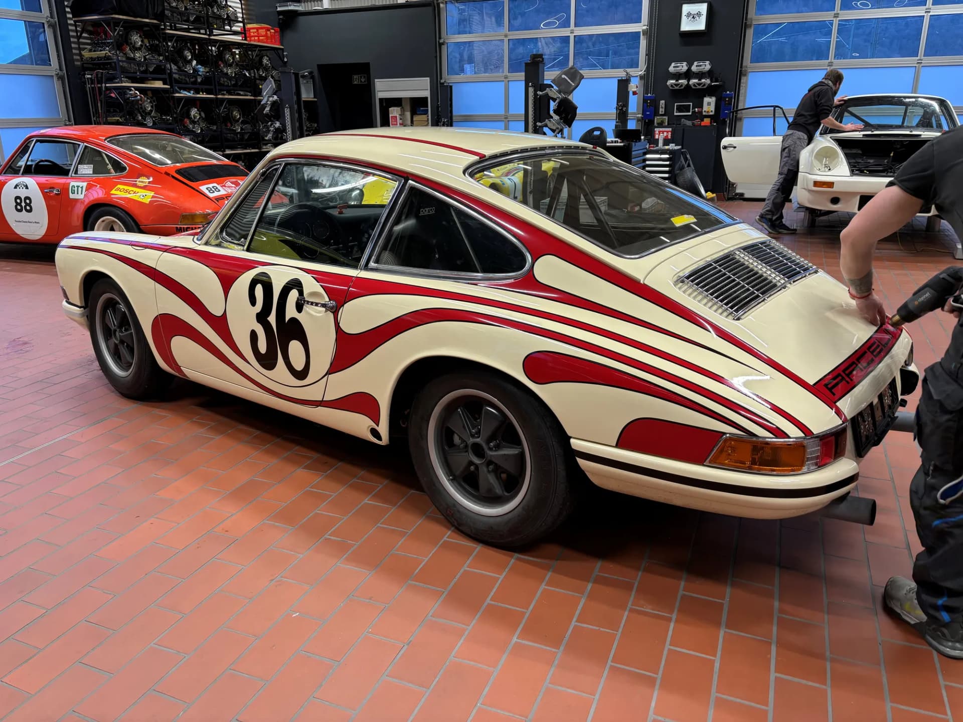 Klassischer Porsche im Rennsport-Design in der Werkstatt von Centurion, Ansicht 2
