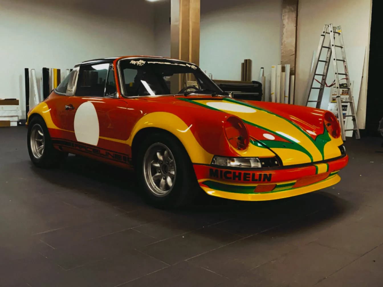 Porsche 911 Targa mit rot-gelber Design-Folierung