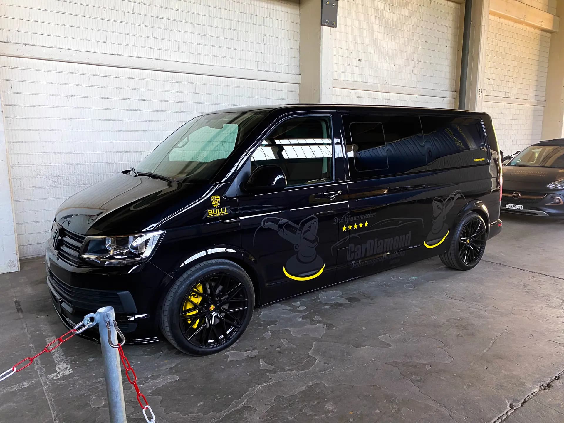 Schwarzer VW Bus mit Beschriftung