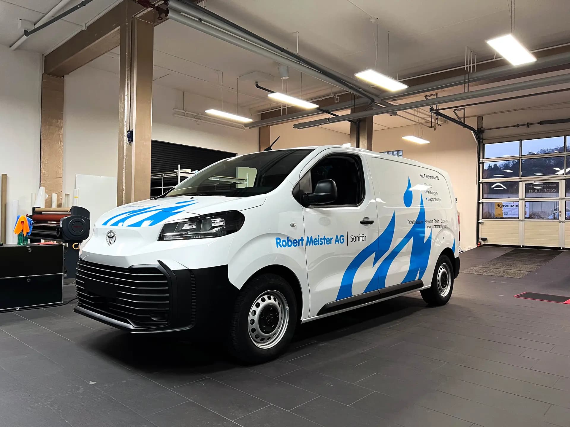 Lieferwagen mit blauem Flammen-Design