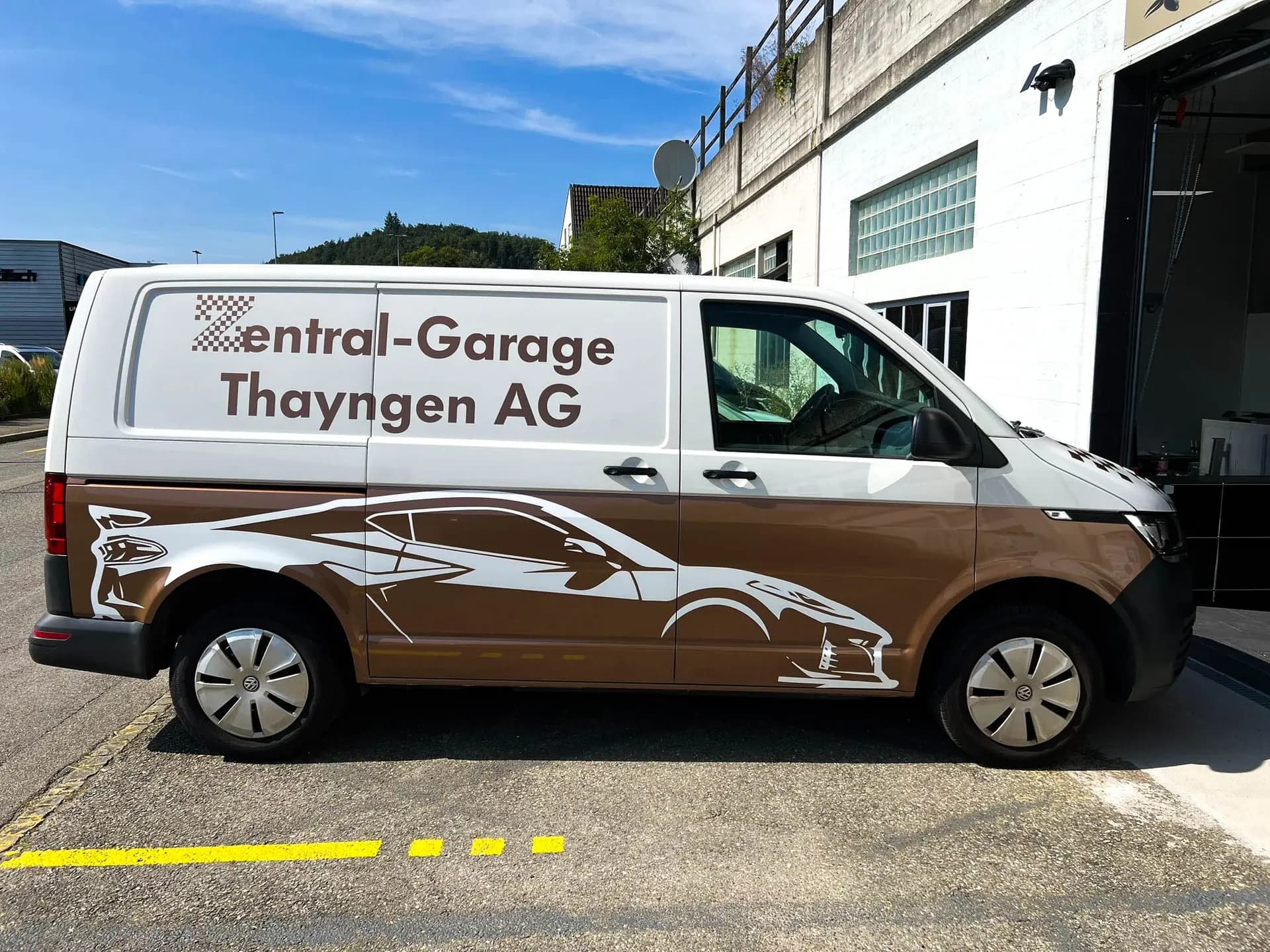 Beschriftetes Fahrzeug der Zentral-Garage Thayngen