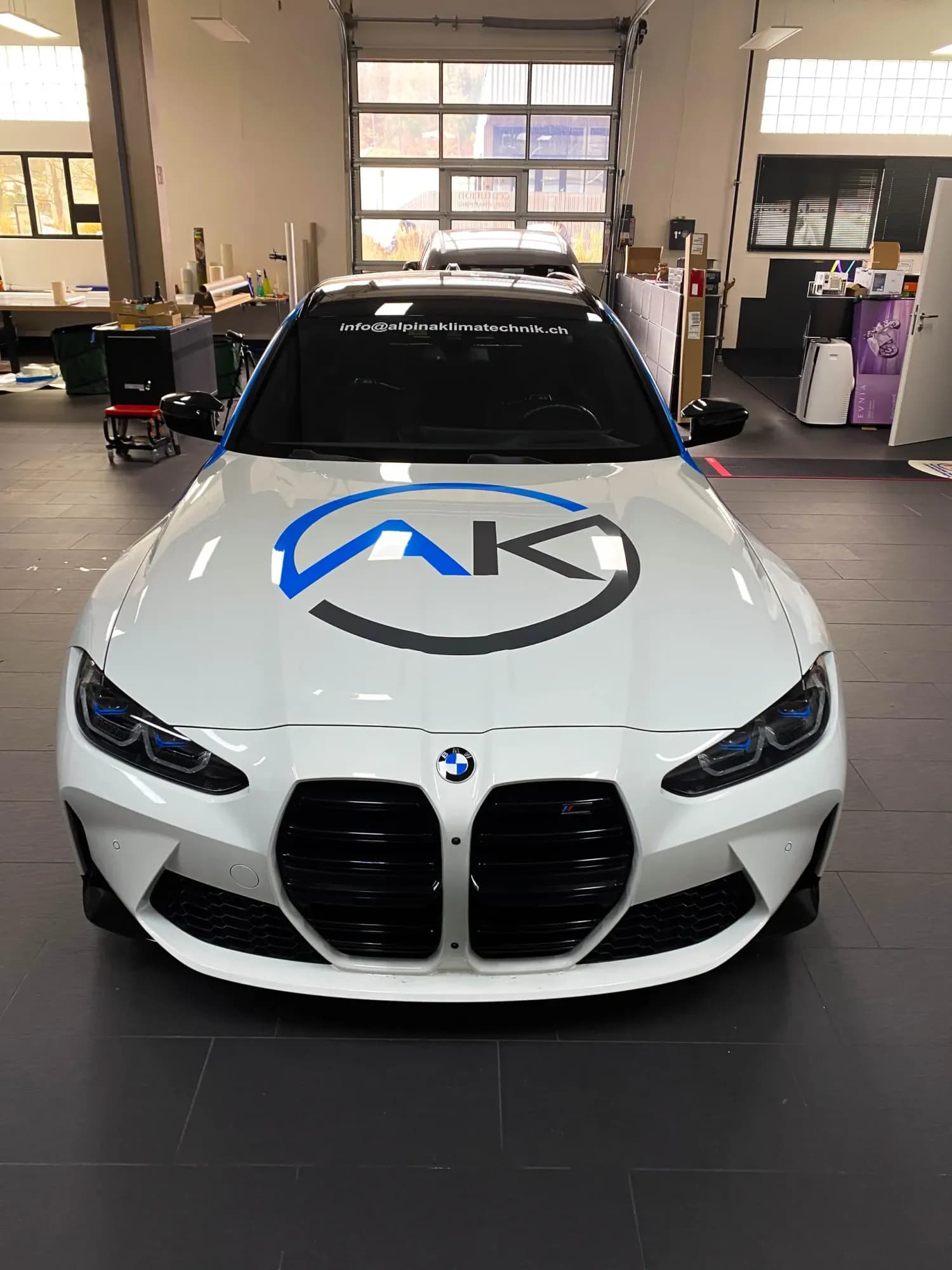 BMW M mit grossflächigem Logo auf der Motorhaube