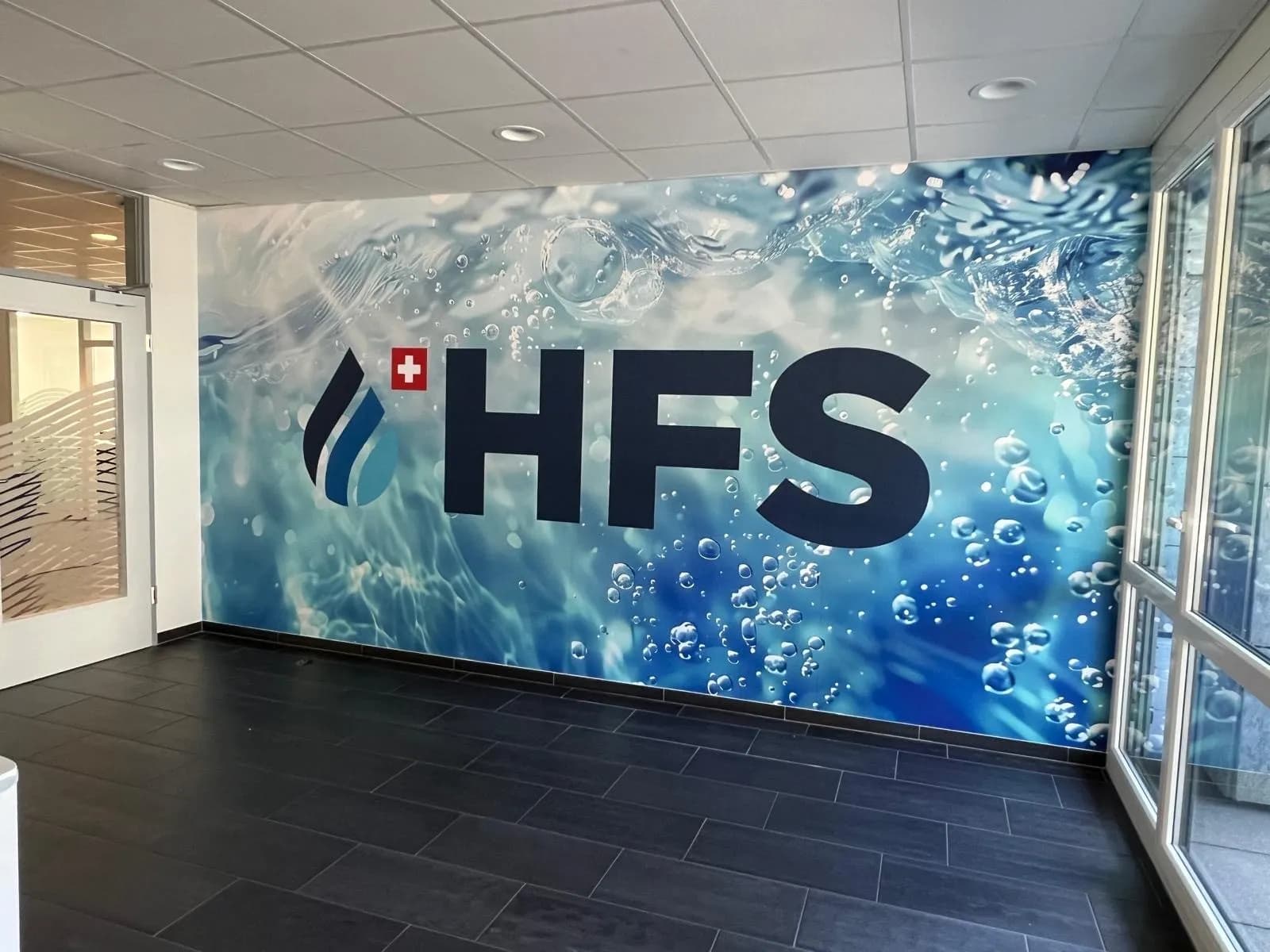 Digitaldruck-Wandbild mit HFS-Logo in einem Büro