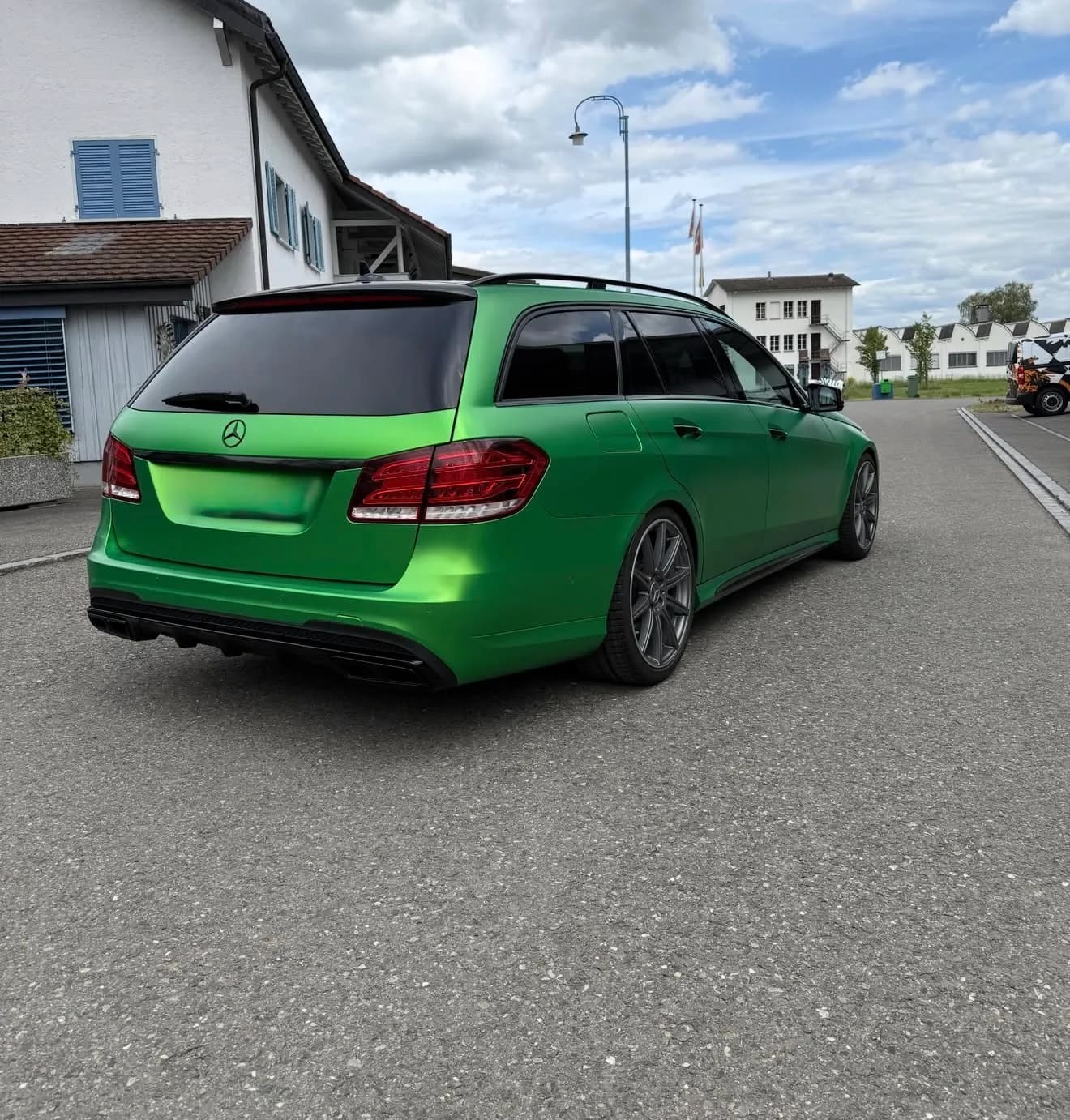 Mercedes E-Klasse Kombi in Grün foliert, von Centurion in Thayngen